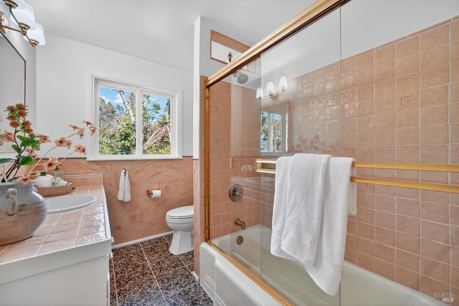 Detail Gallery Image 22 of 60 For 32 Los Robles Dr, San Rafael,  CA 94901 - 4 Beds | 3 Baths