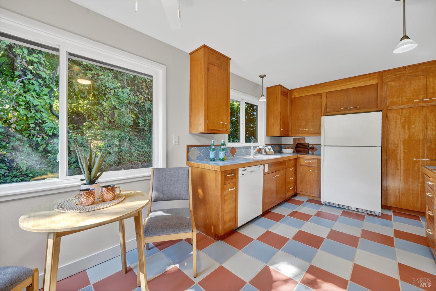 Detail Gallery Image 16 of 60 For 32 Los Robles Dr, San Rafael,  CA 94901 - 4 Beds | 3 Baths