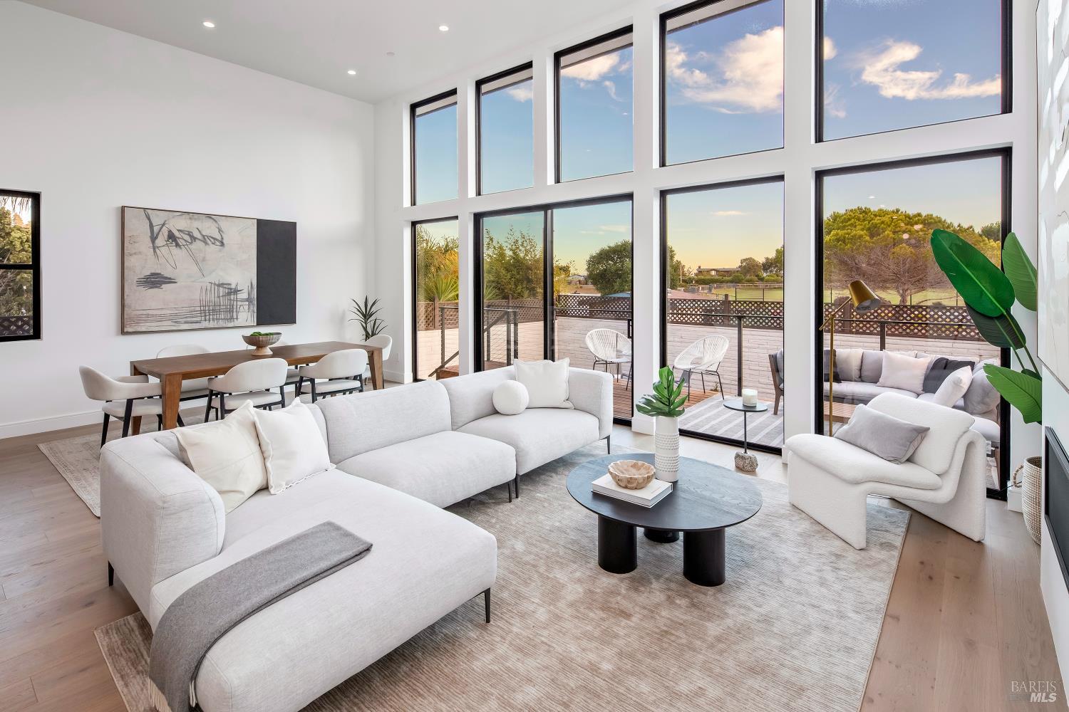 Detail Gallery Image 9 of 74 For 39 Strawberry Cir, Mill Valley,  CA 94941 - 4 Beds | 4 Baths