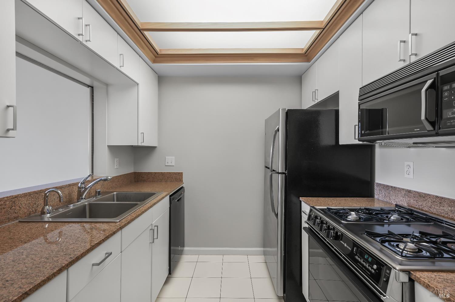 Detail Gallery Image 5 of 27 For 300 Deer Valley Rd 4e,  San Rafael,  CA 94903 - 1 Beds | 1 Baths