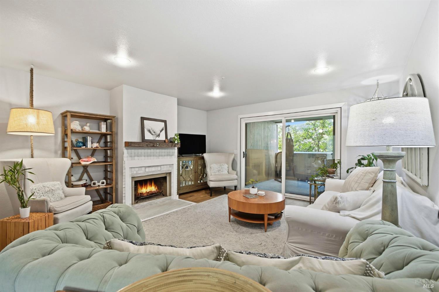 Detail Gallery Image 6 of 32 For 1536 Mission Blvd, Santa Rosa,  CA 95409 - 2 Beds | 2/1 Baths