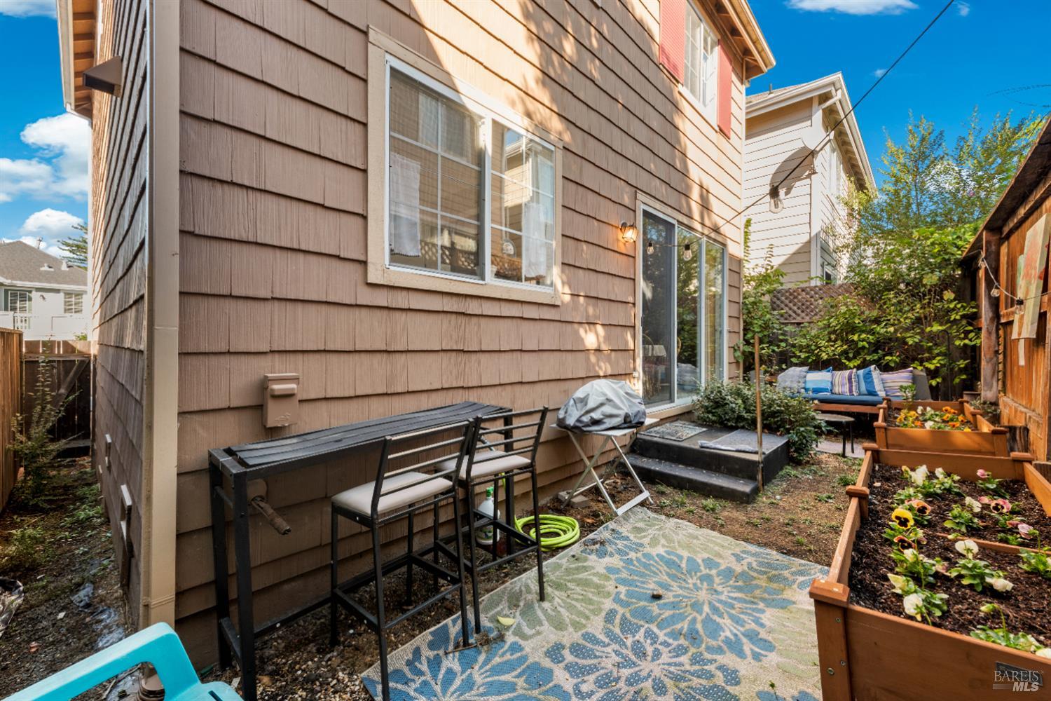 Detail Gallery Image 18 of 23 For 1028 Addison Cir, Petaluma,  CA 94952 - 3 Beds | 2/1 Baths