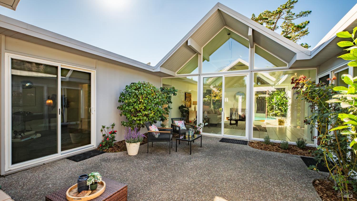 Detail Gallery Image 8 of 36 For 19 Mount Lassen Dr, San Rafael,  CA 94903 - 4 Beds | 2 Baths