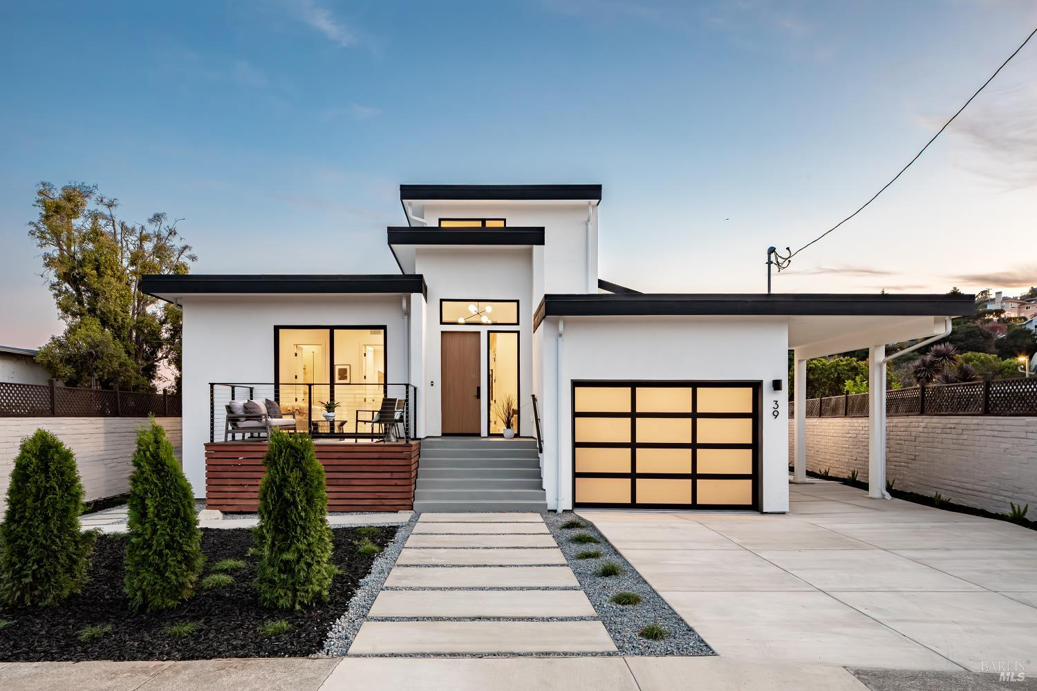 Detail Gallery Image 4 of 74 For 39 Strawberry Cir, Mill Valley,  CA 94941 - 4 Beds | 4 Baths