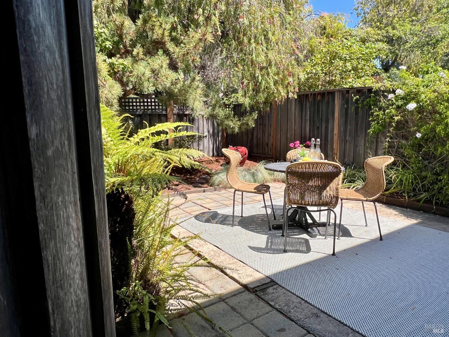 Detail Gallery Image 9 of 41 For 29 Porto Bello Dr, San Rafael,  CA 94901 - 2 Beds | 2/1 Baths