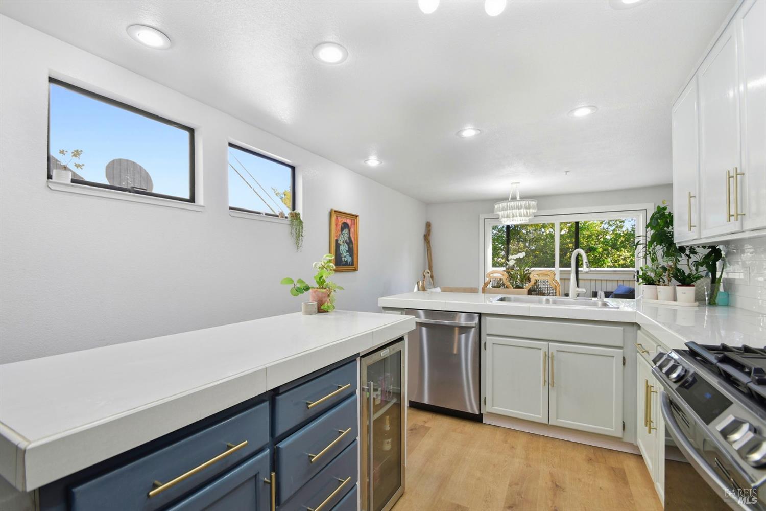 Detail Gallery Image 9 of 32 For 1536 Mission Blvd, Santa Rosa,  CA 95409 - 2 Beds | 2/1 Baths