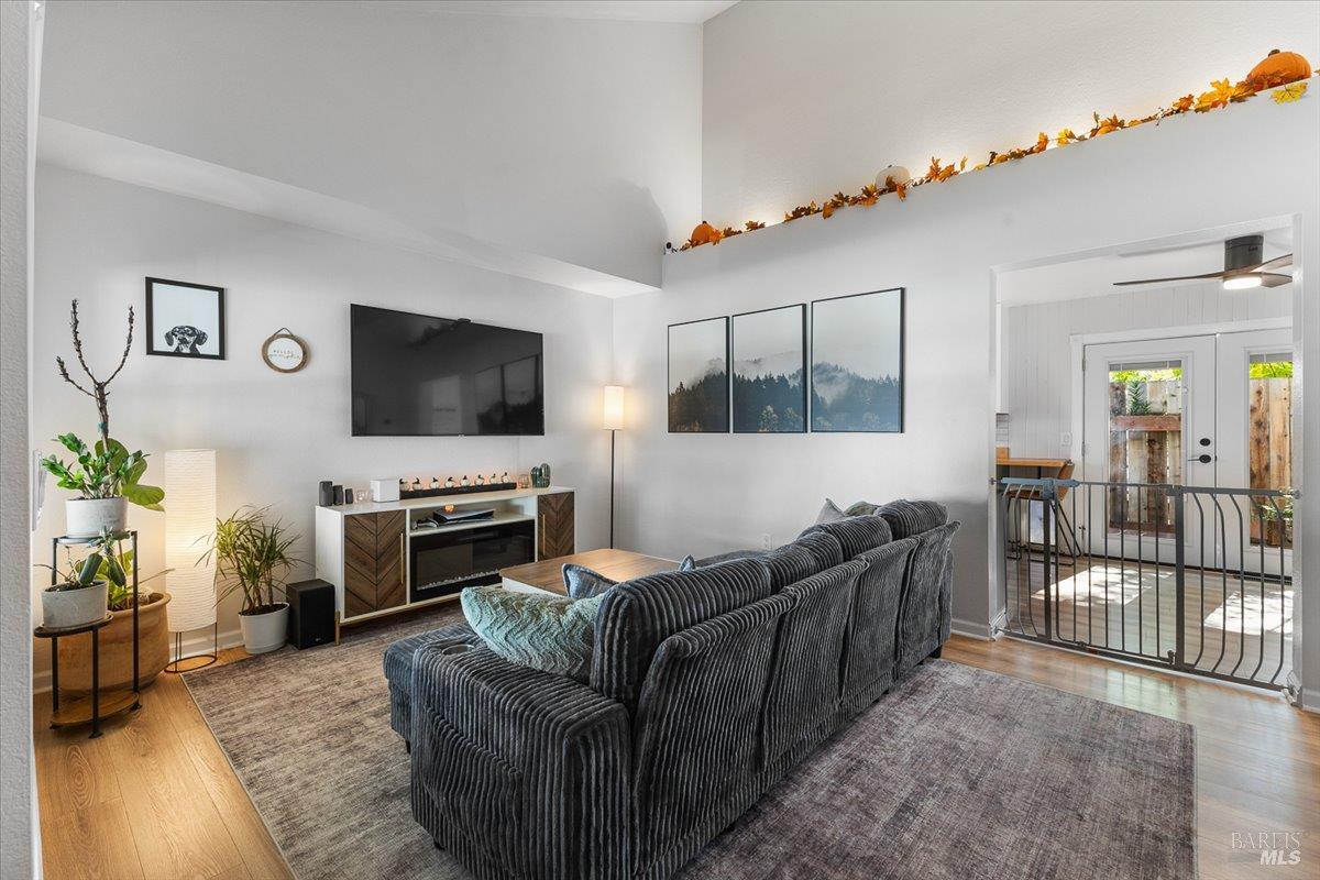 Detail Gallery Image 5 of 25 For 2522 Sam Dr, Santa Rosa,  CA 95403 - 2 Beds | 1/1 Baths