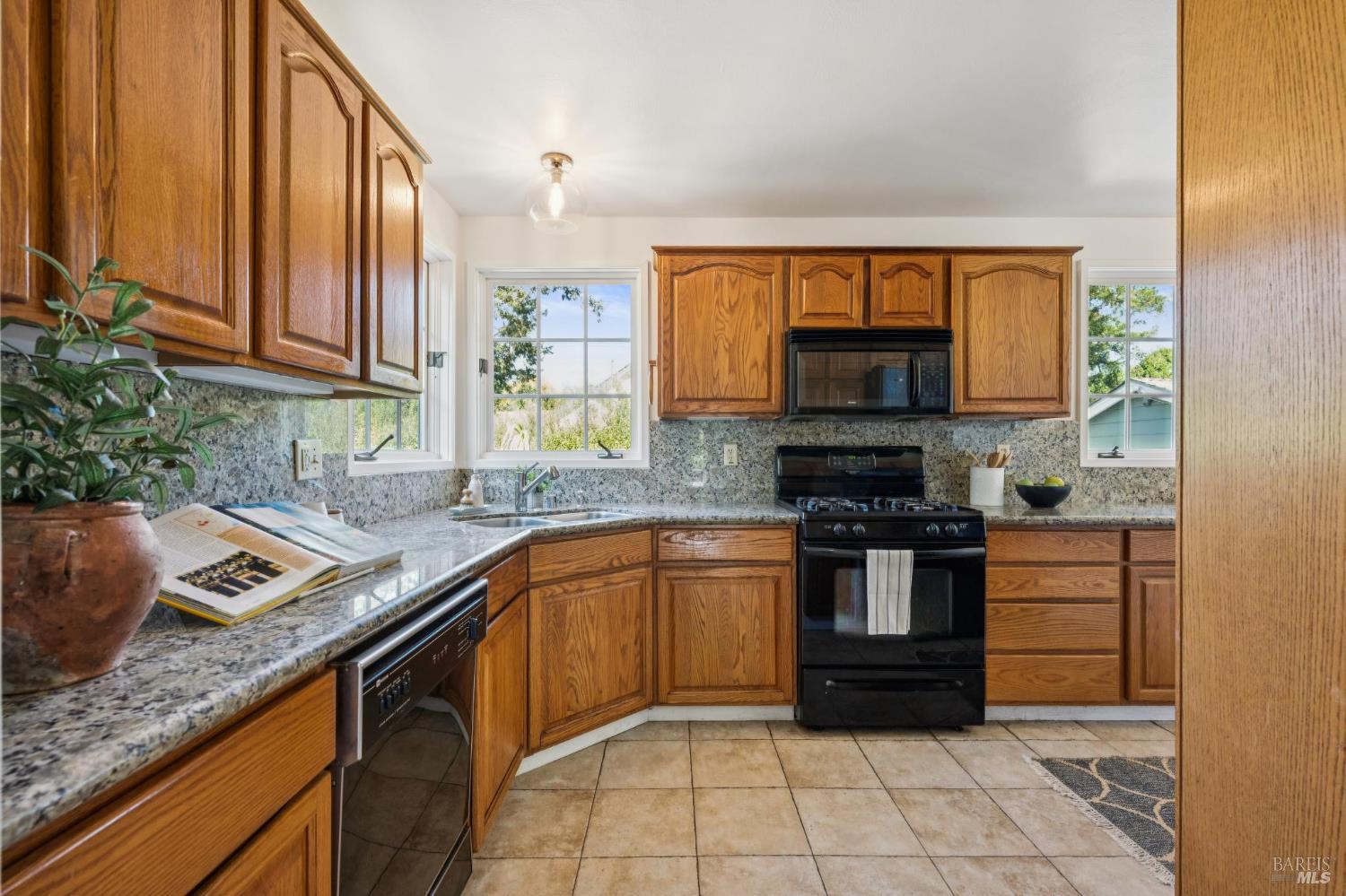 Detail Gallery Image 5 of 22 For 647 Northern Ave, Mill Valley,  CA 94941 - 2 Beds | 1 Baths