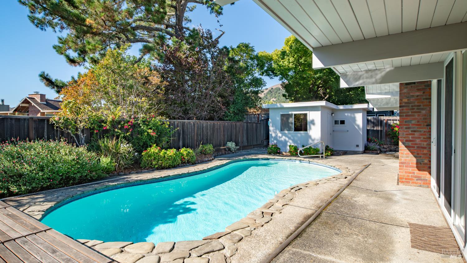 Detail Gallery Image 5 of 36 For 19 Mount Lassen Dr, San Rafael,  CA 94903 - 4 Beds | 2 Baths