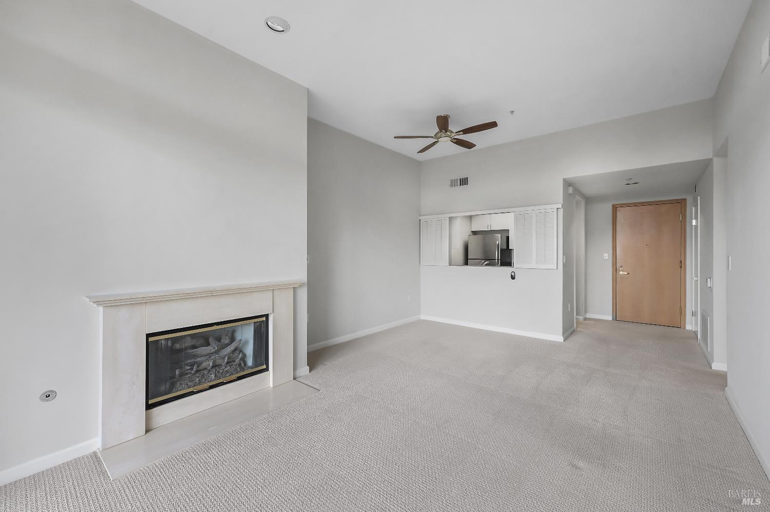 Detail Gallery Image 3 of 27 For 300 Deer Valley Rd 4e,  San Rafael,  CA 94903 - 1 Beds | 1 Baths