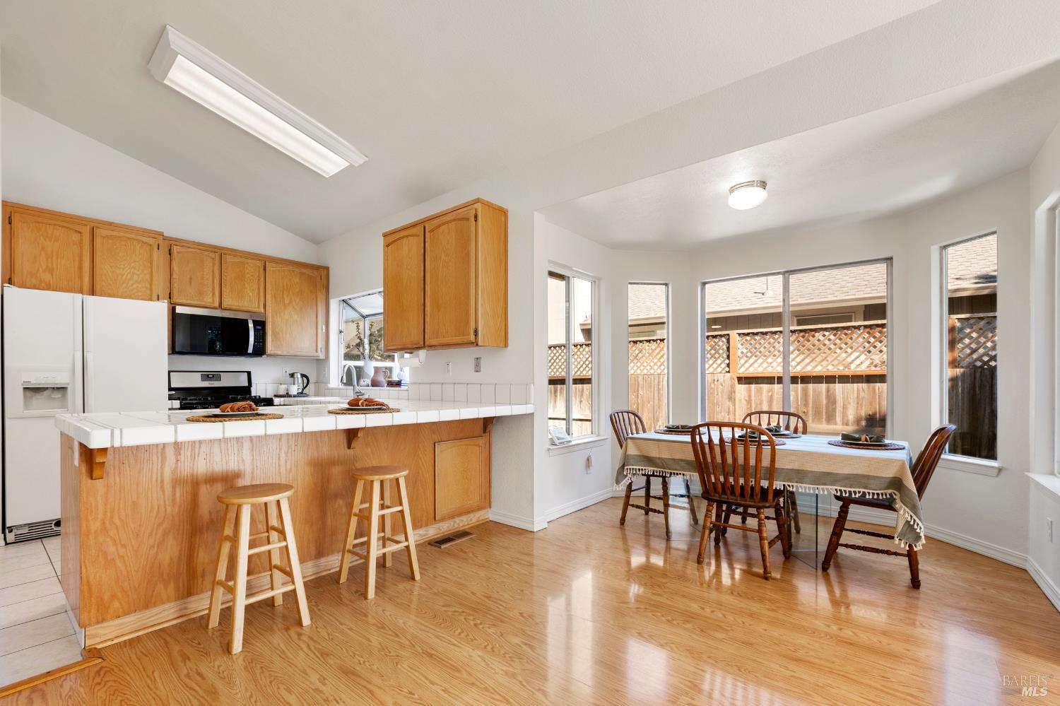 Detail Gallery Image 13 of 42 For 2154 Nw Longhorn Cir, Santa Rosa,  CA 95401 - 3 Beds | 2 Baths