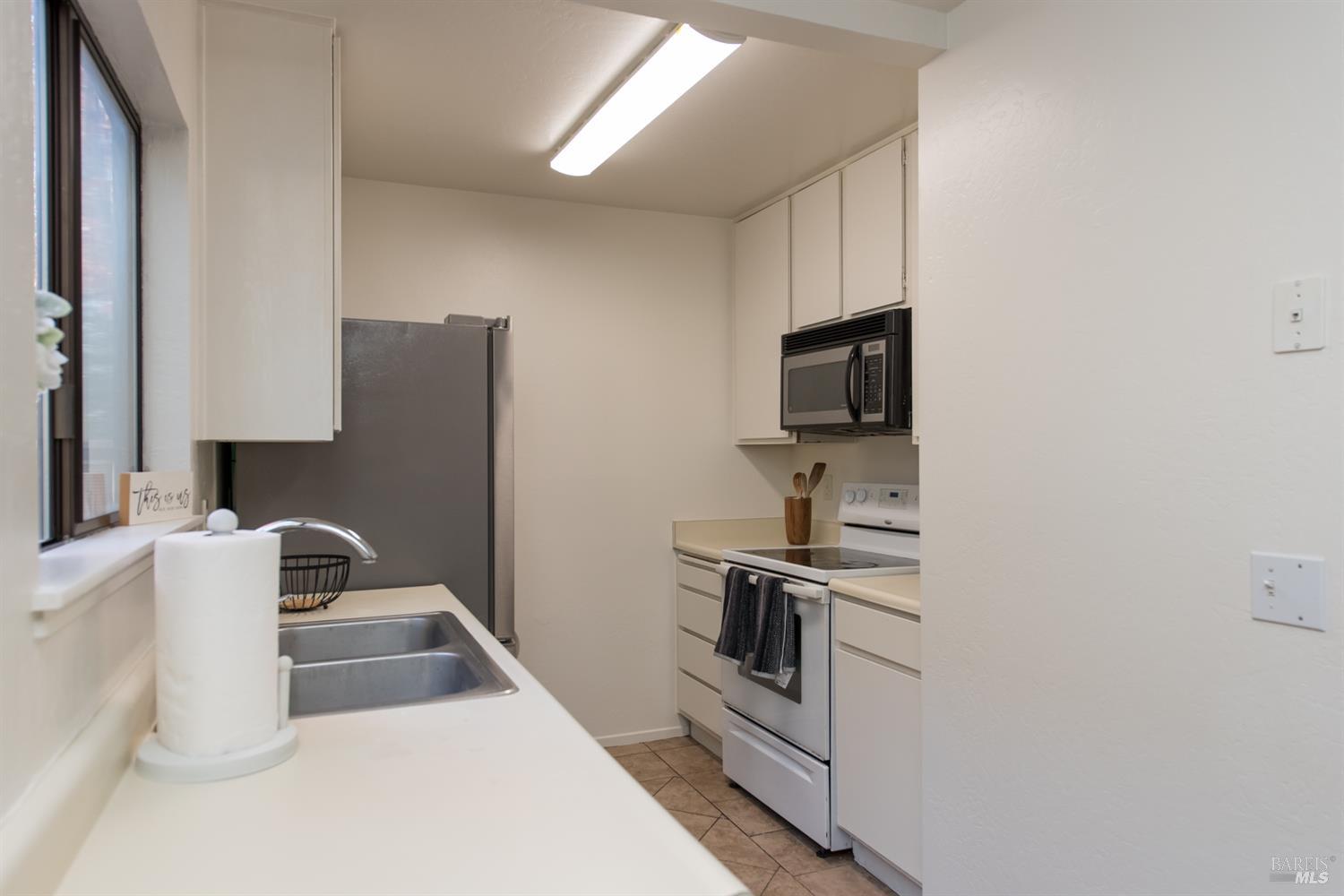 Detail Gallery Image 10 of 24 For 2147 W Steele Ln, Santa Rosa,  CA 95403 - 2 Beds | 1/1 Baths