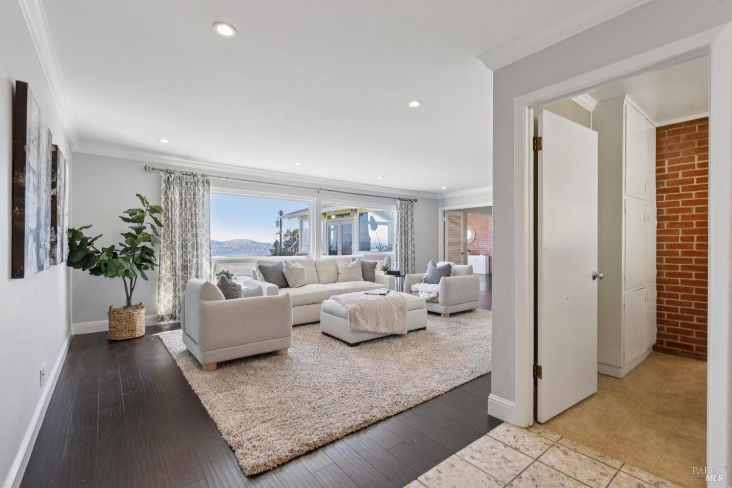 Detail Gallery Image 15 of 57 For 19 Mliss Ln, San Rafael,  CA 94901 - 4 Beds | 3 Baths