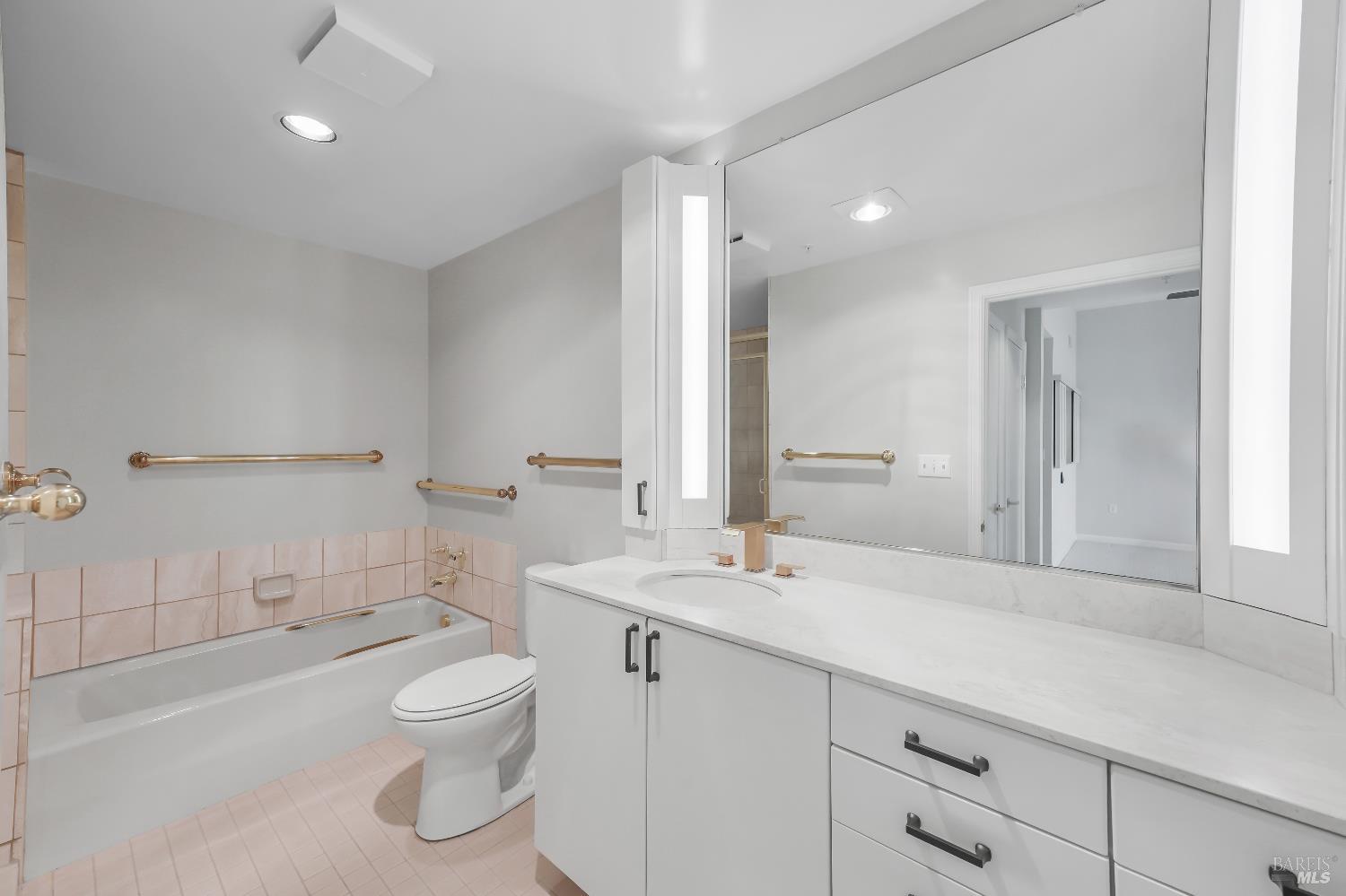 Detail Gallery Image 12 of 27 For 300 Deer Valley Rd 4e,  San Rafael,  CA 94903 - 1 Beds | 1 Baths