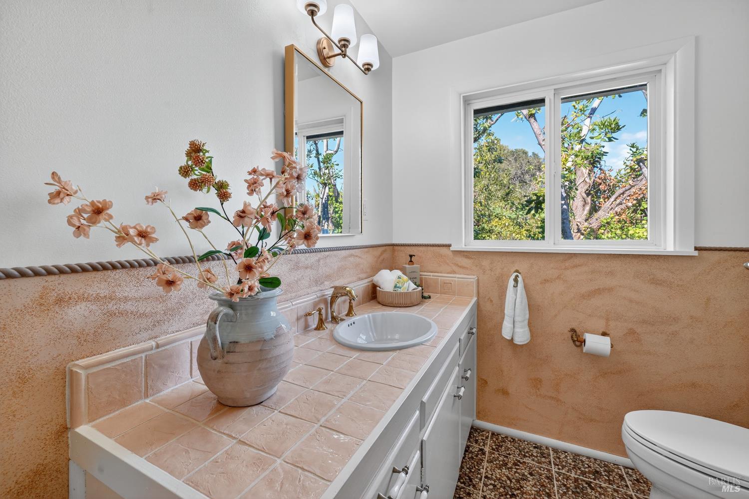 Detail Gallery Image 23 of 60 For 32 Los Robles Dr, San Rafael,  CA 94901 - 4 Beds | 3 Baths