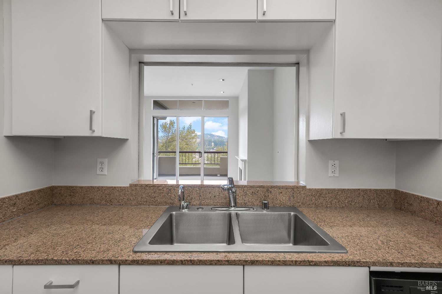 Detail Gallery Image 6 of 27 For 300 Deer Valley Rd 4e,  San Rafael,  CA 94903 - 1 Beds | 1 Baths