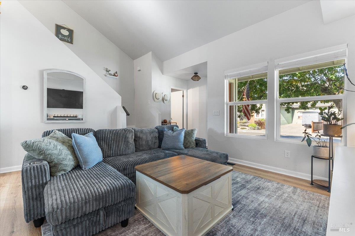 Detail Gallery Image 3 of 25 For 2522 Sam Dr, Santa Rosa,  CA 95403 - 2 Beds | 1/1 Baths