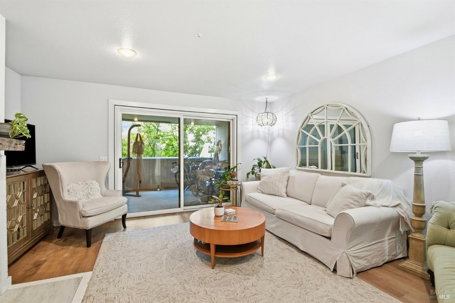 Detail Gallery Image 4 of 32 For 1536 Mission Blvd, Santa Rosa,  CA 95409 - 2 Beds | 2/1 Baths