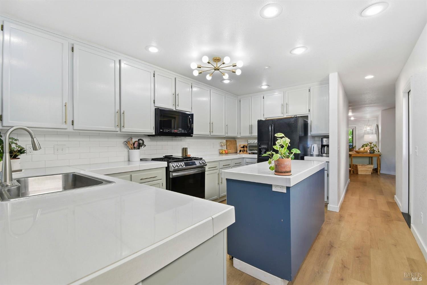 Detail Gallery Image 8 of 32 For 1536 Mission Blvd, Santa Rosa,  CA 95409 - 2 Beds | 2/1 Baths