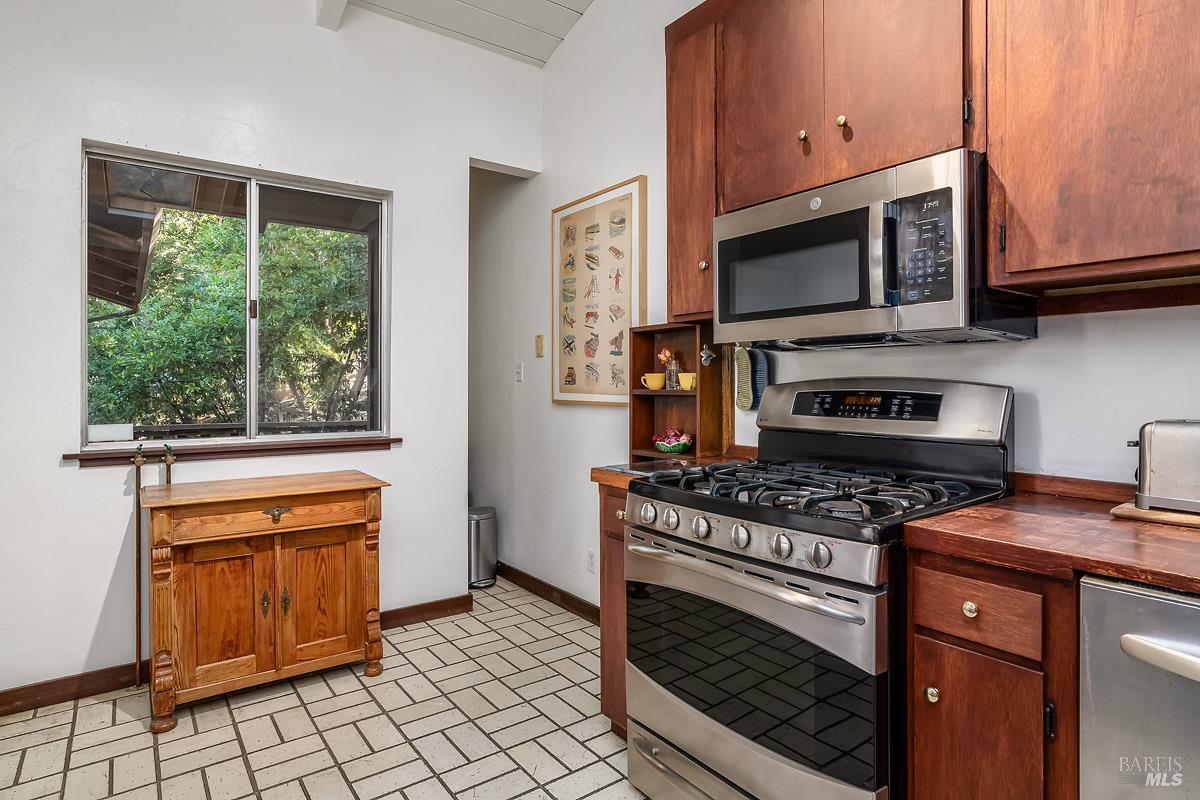 Detail Gallery Image 10 of 29 For 74 Spring Ln, Fairfax,  CA 94930 - 3 Beds | 2 Baths