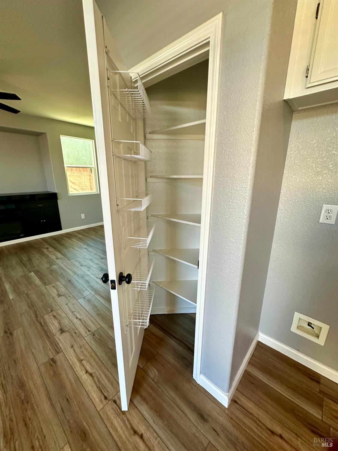 Detail Gallery Image 9 of 38 For 590 Anderson Way, Rio Vista,  CA 94571 - 4 Beds | 2/1 Baths