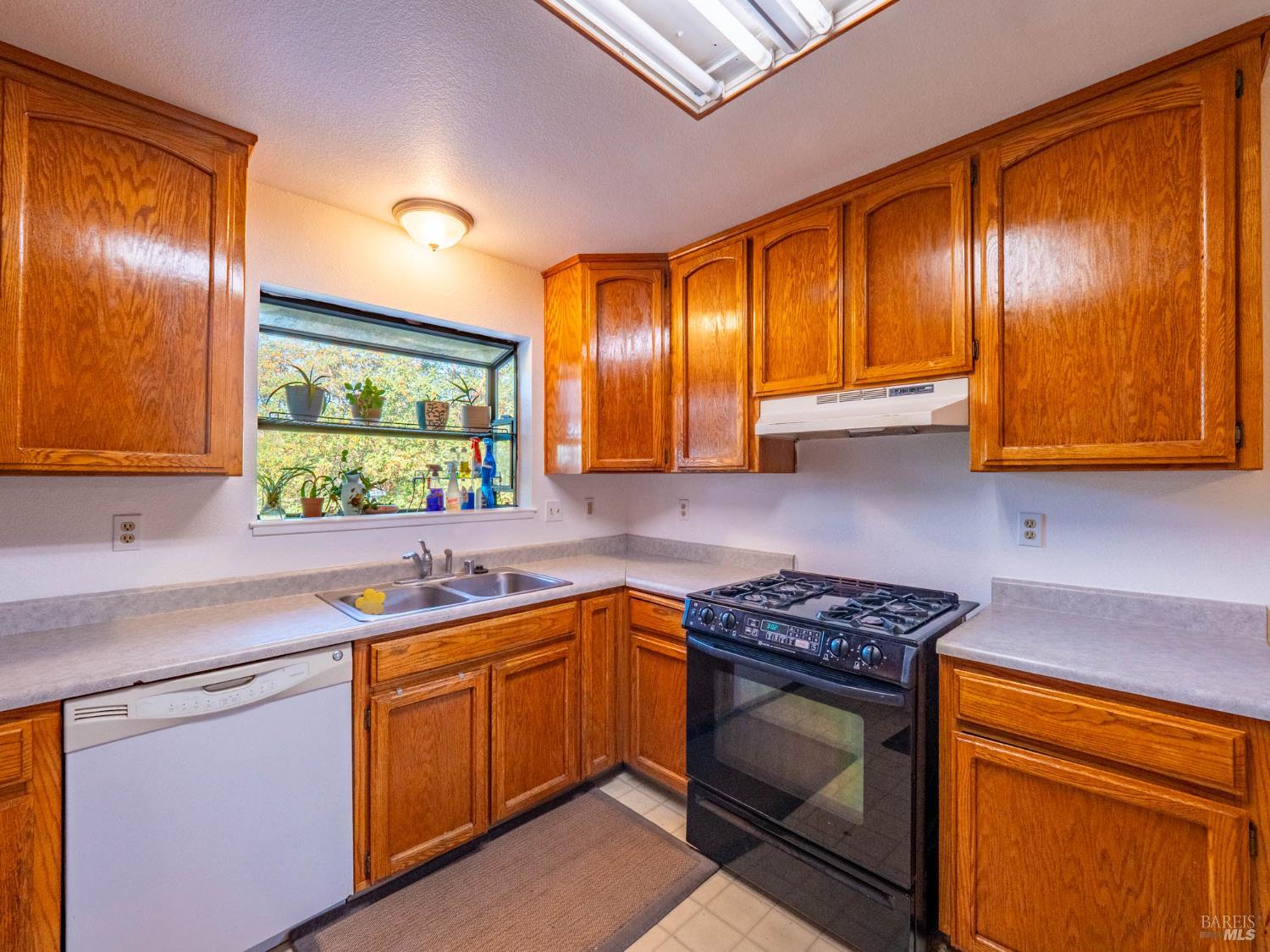 Detail Gallery Image 12 of 70 For 5430 Black Bart Trl, Redwood Valley,  CA 95470 - 3 Beds | 2 Baths