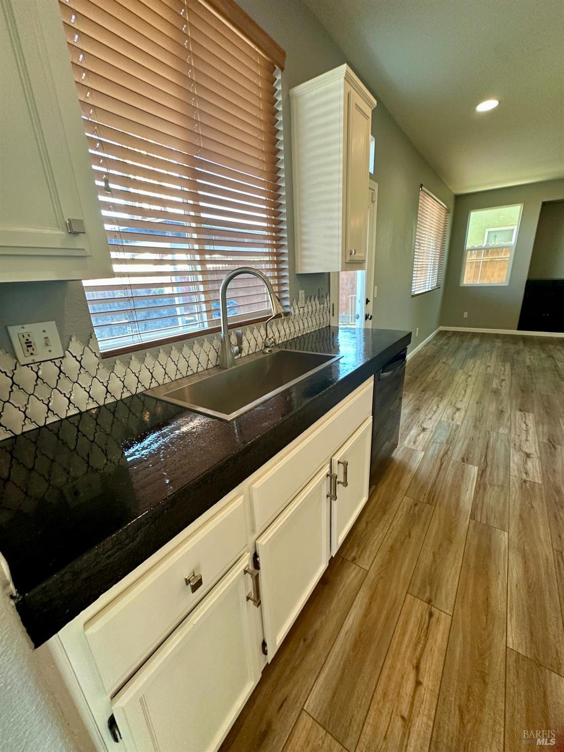 Detail Gallery Image 6 of 38 For 590 Anderson Way, Rio Vista,  CA 94571 - 4 Beds | 2/1 Baths