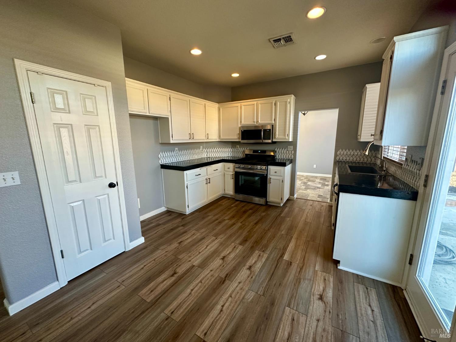 Detail Gallery Image 5 of 38 For 590 Anderson Way, Rio Vista,  CA 94571 - 4 Beds | 2/1 Baths