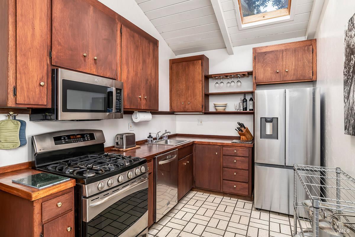 Detail Gallery Image 9 of 29 For 74 Spring Ln, Fairfax,  CA 94930 - 3 Beds | 2 Baths