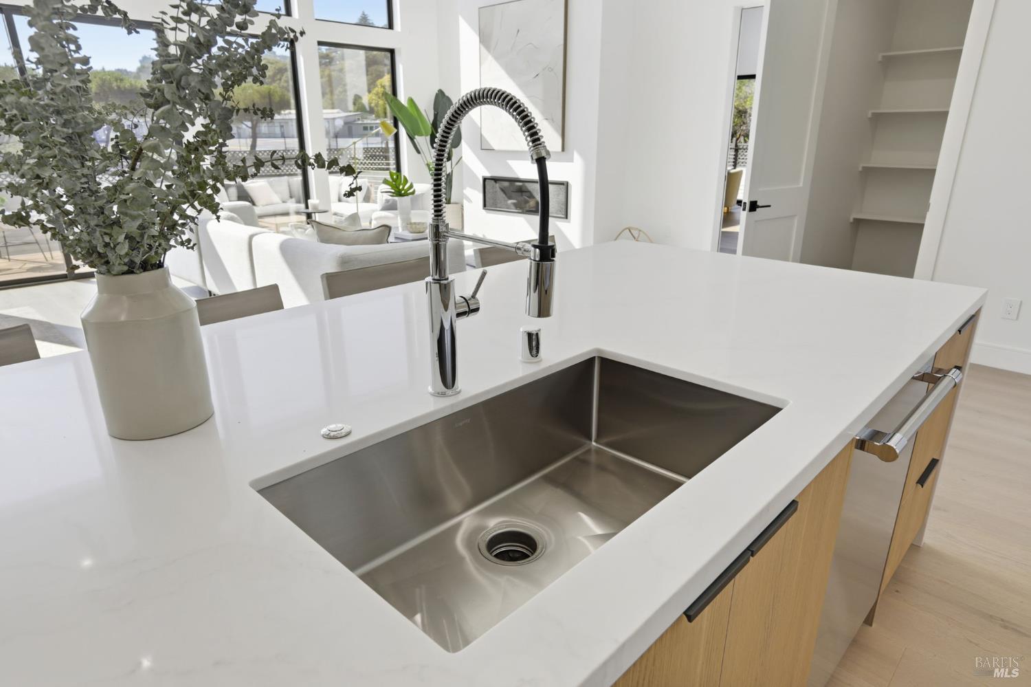 Detail Gallery Image 12 of 74 For 39 Strawberry Cir, Mill Valley,  CA 94941 - 4 Beds | 4 Baths