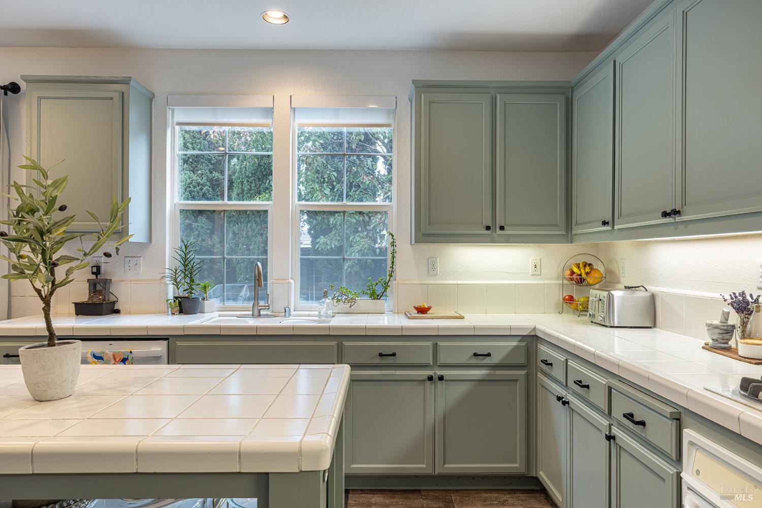 Detail Gallery Image 14 of 37 For 67 Summerbrooke Cir, Napa,  CA 94558 - 4 Beds | 2/1 Baths