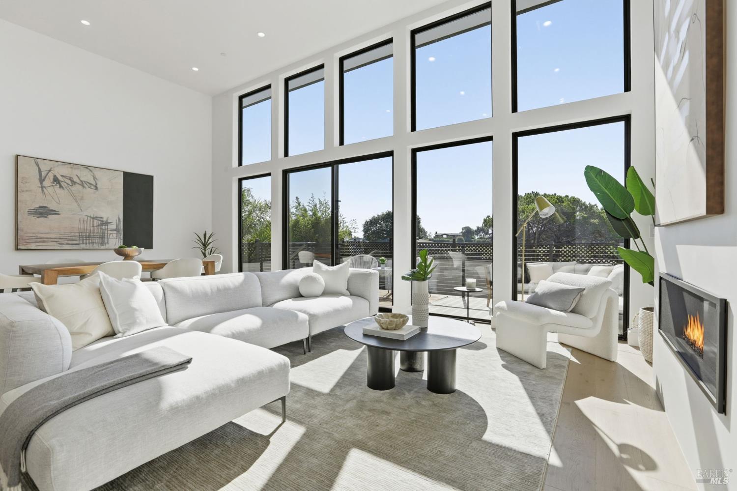 Detail Gallery Image 21 of 74 For 39 Strawberry Cir, Mill Valley,  CA 94941 - 4 Beds | 4 Baths