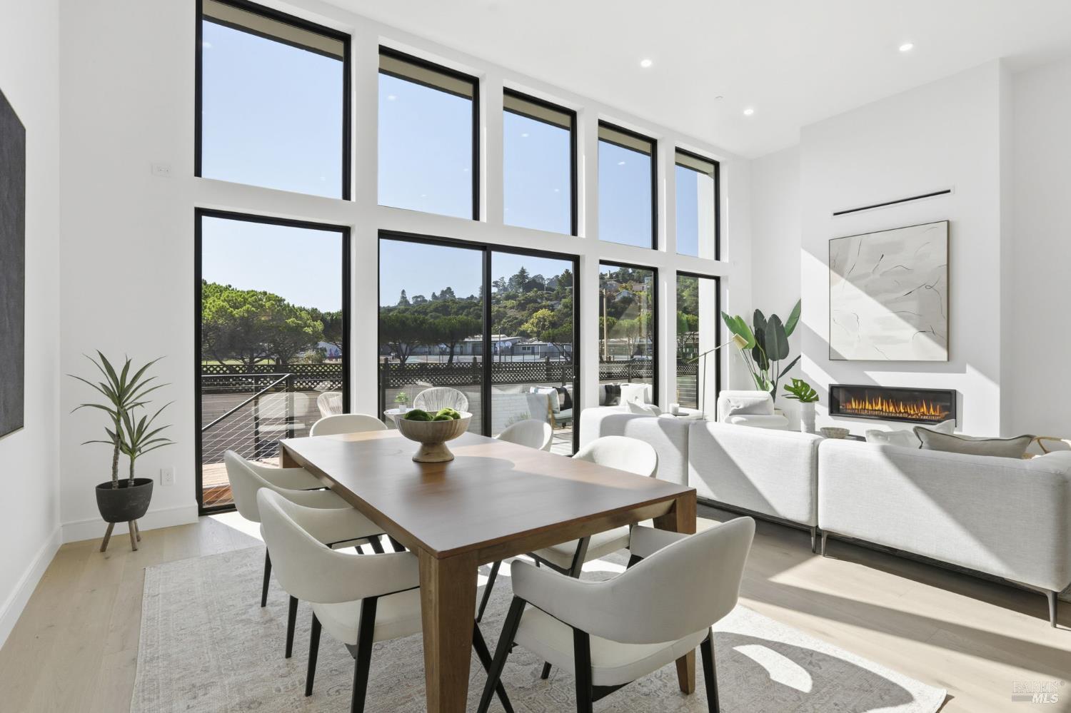 Detail Gallery Image 22 of 74 For 39 Strawberry Cir, Mill Valley,  CA 94941 - 4 Beds | 4 Baths