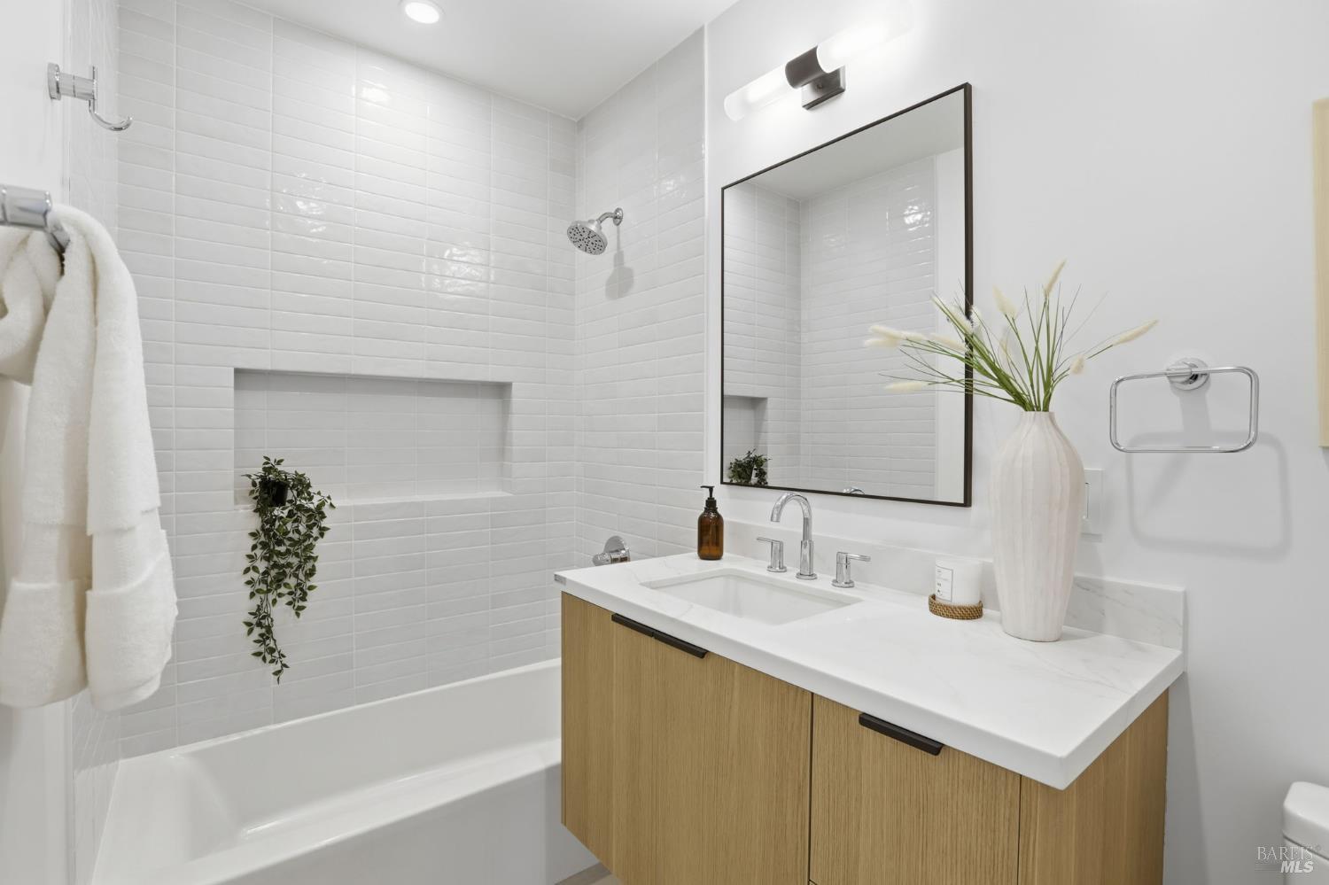 Detail Gallery Image 46 of 74 For 39 Strawberry Cir, Mill Valley,  CA 94941 - 4 Beds | 4 Baths