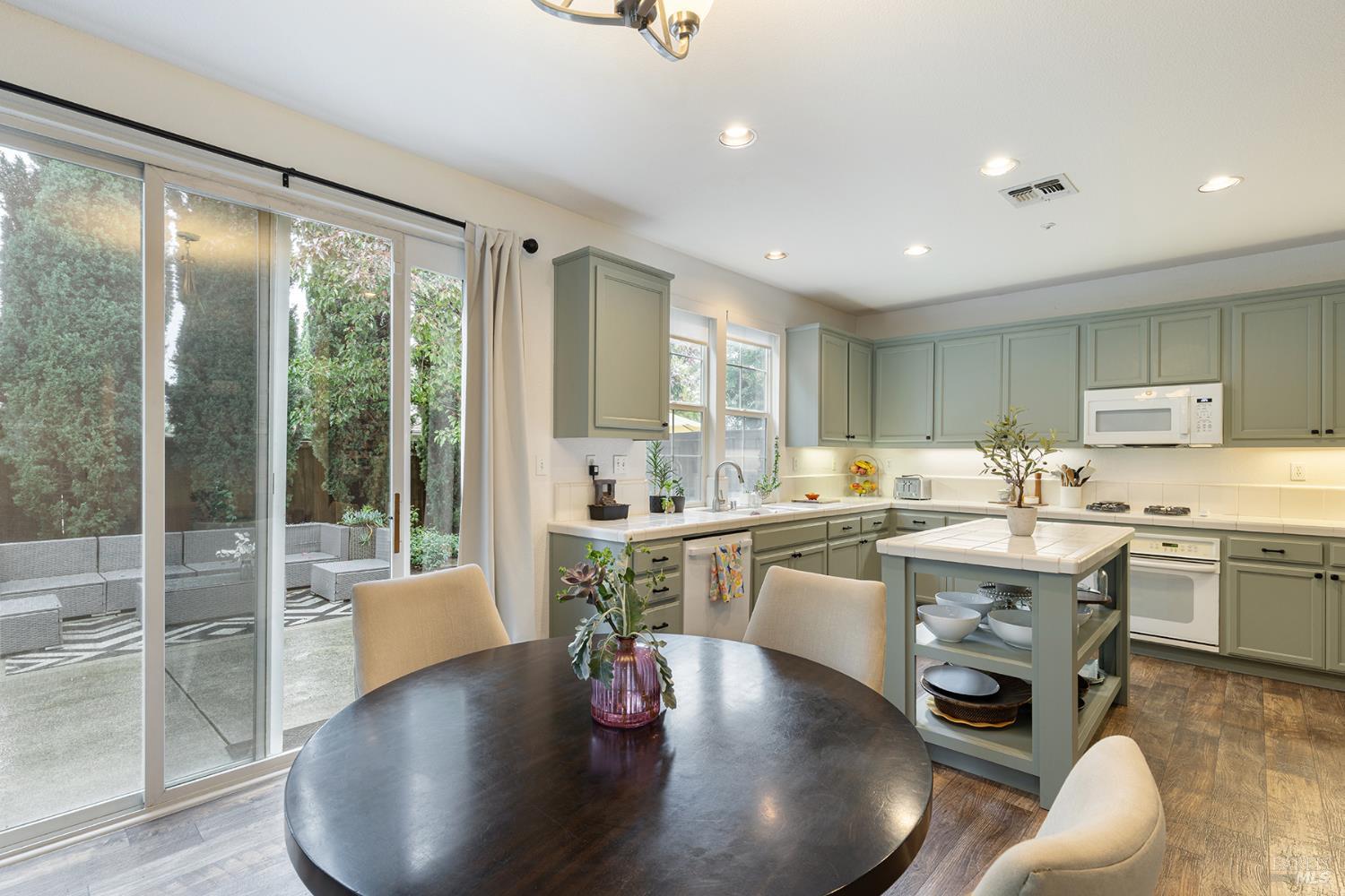 Detail Gallery Image 16 of 37 For 67 Summerbrooke Cir, Napa,  CA 94558 - 4 Beds | 2/1 Baths