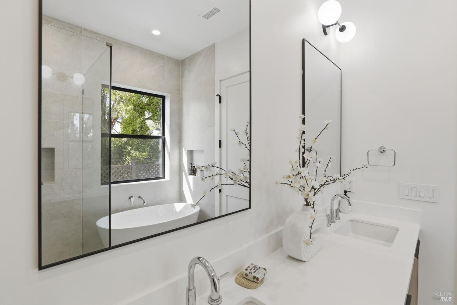 Detail Gallery Image 31 of 74 For 39 Strawberry Cir, Mill Valley,  CA 94941 - 4 Beds | 4 Baths