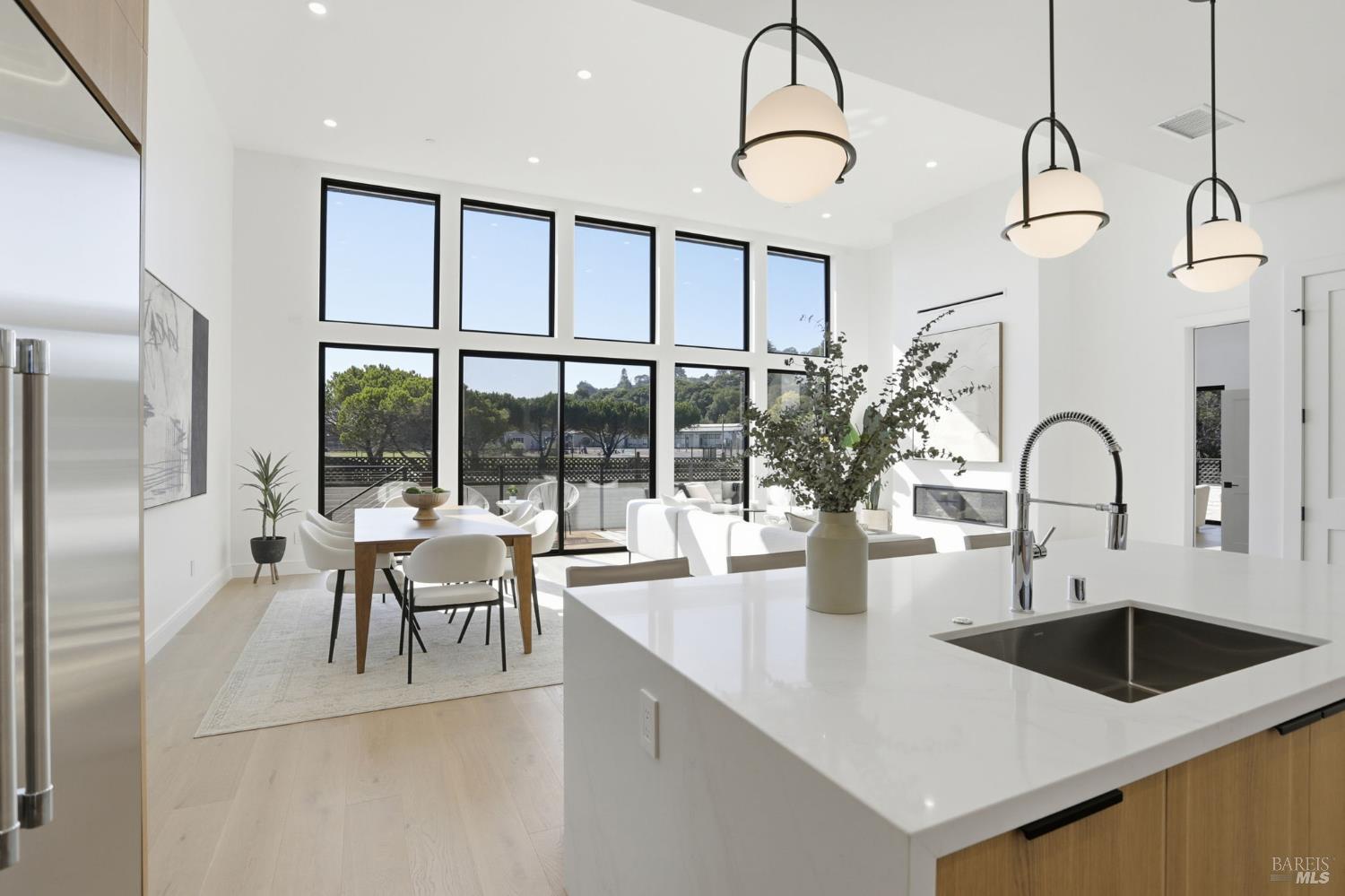 Detail Gallery Image 15 of 74 For 39 Strawberry Cir, Mill Valley,  CA 94941 - 4 Beds | 4 Baths