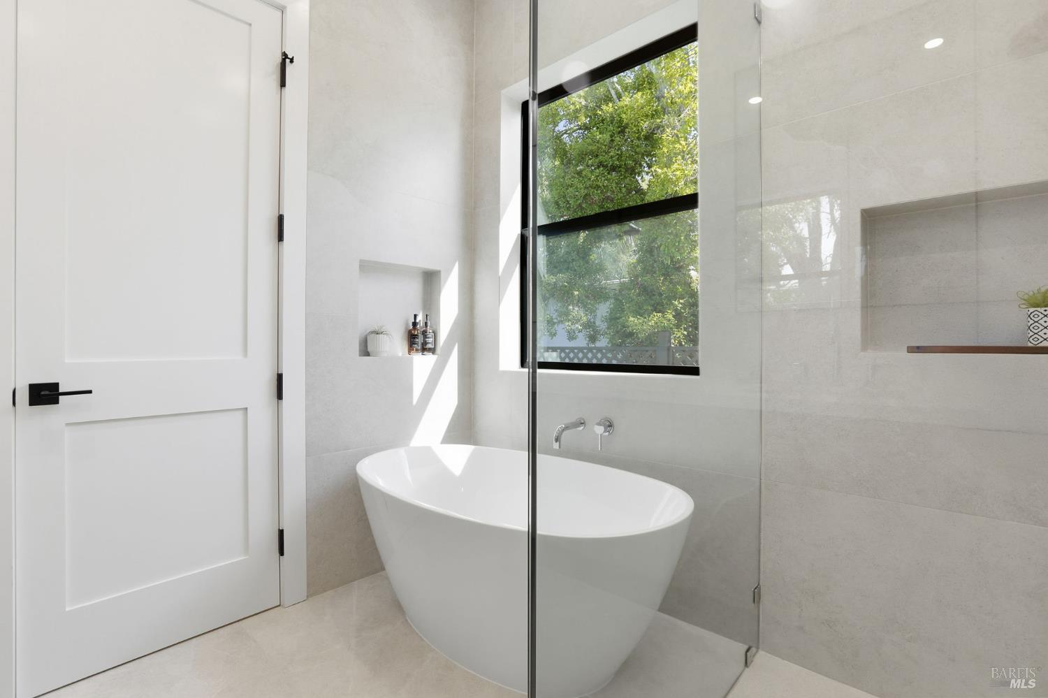 Detail Gallery Image 32 of 74 For 39 Strawberry Cir, Mill Valley,  CA 94941 - 4 Beds | 4 Baths