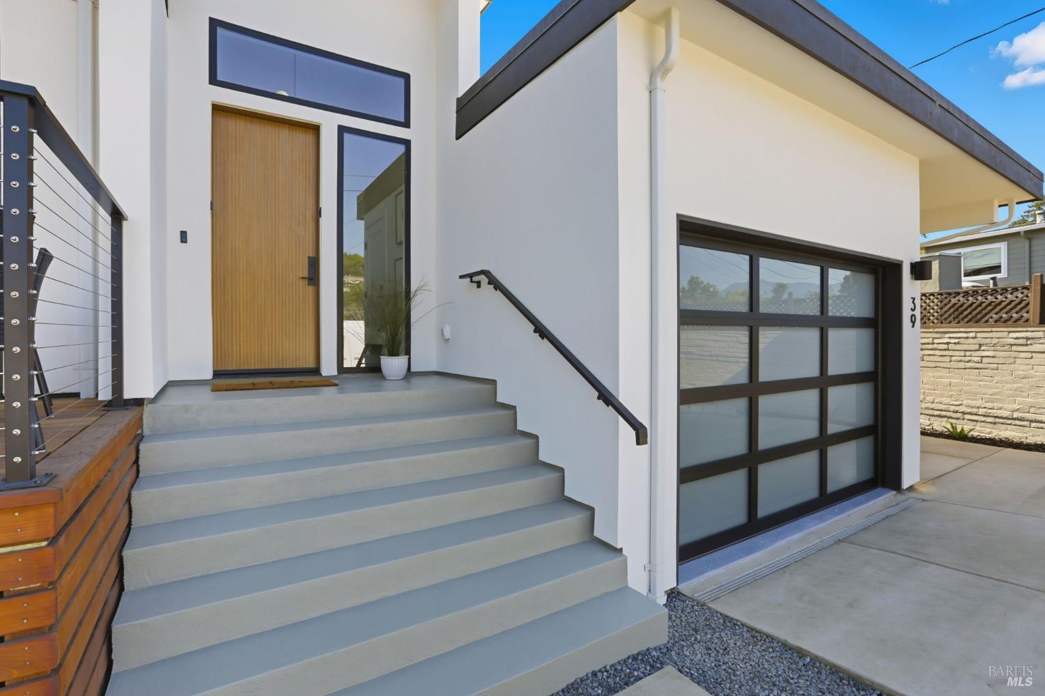 Detail Gallery Image 2 of 74 For 39 Strawberry Cir, Mill Valley,  CA 94941 - 4 Beds | 4 Baths