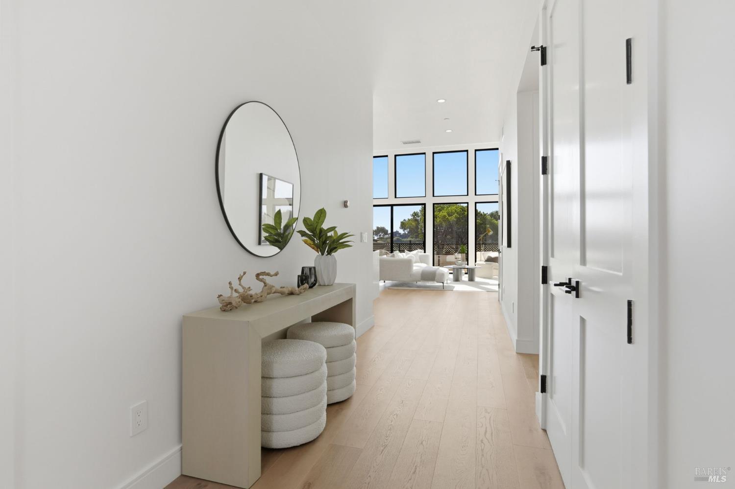 Detail Gallery Image 8 of 74 For 39 Strawberry Cir, Mill Valley,  CA 94941 - 4 Beds | 4 Baths