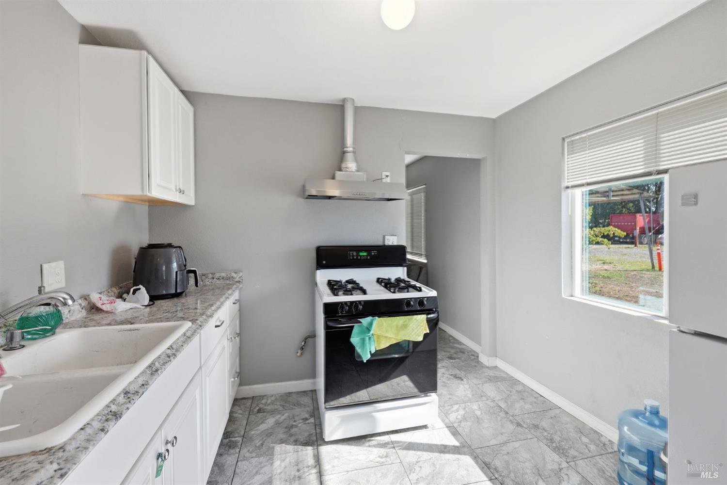 Detail Gallery Image 16 of 51 For 2735 Petaluma Hill Rd, Santa Rosa,  CA 95404 - 3 Beds | 1 Baths