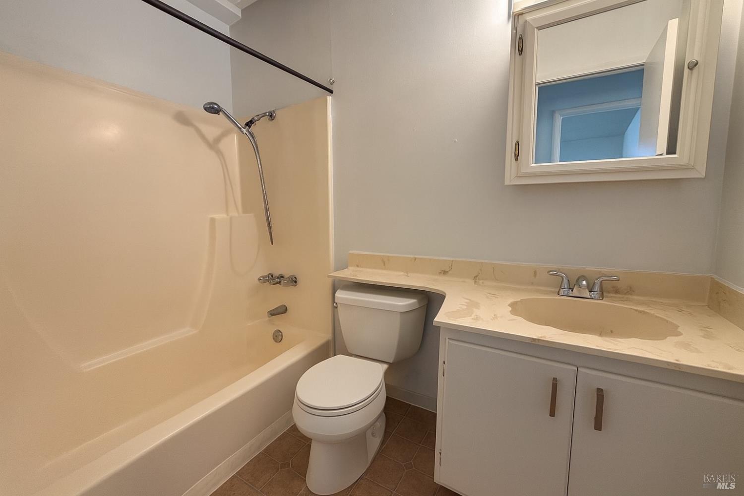 Detail Gallery Image 12 of 21 For 2859 Elmhurst Cir, Fairfield,  CA 94533 - 4 Beds | 2 Baths