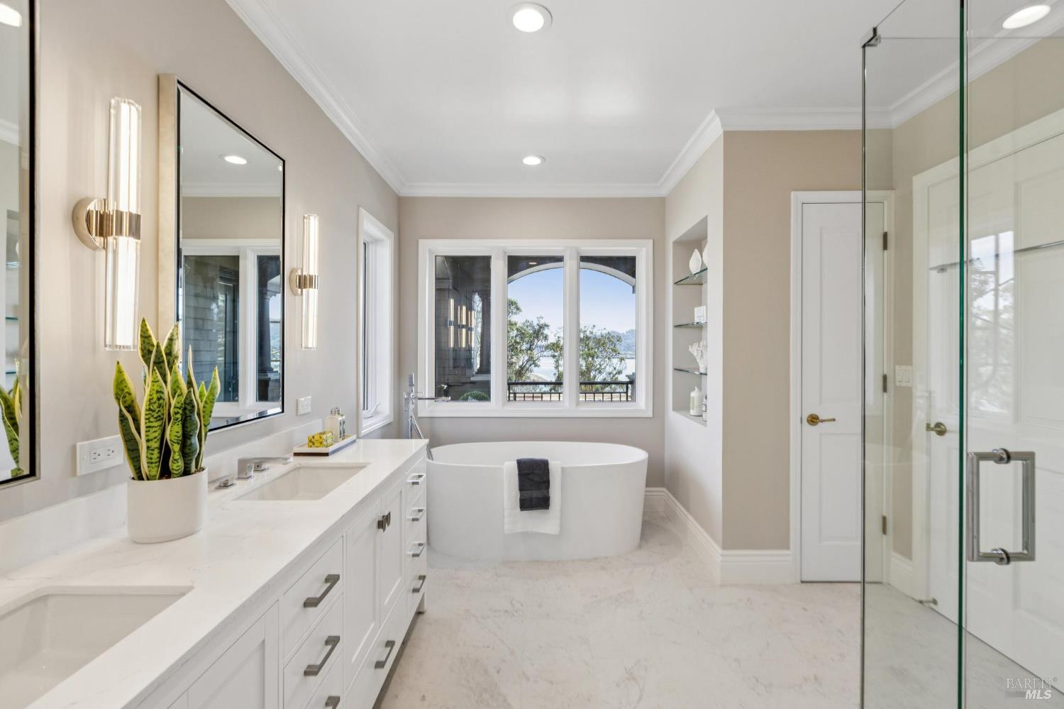 Detail Gallery Image 15 of 68 For 30 De Silva Island Dr, Mill Valley,  CA 94941 - 3 Beds | 2/1 Baths