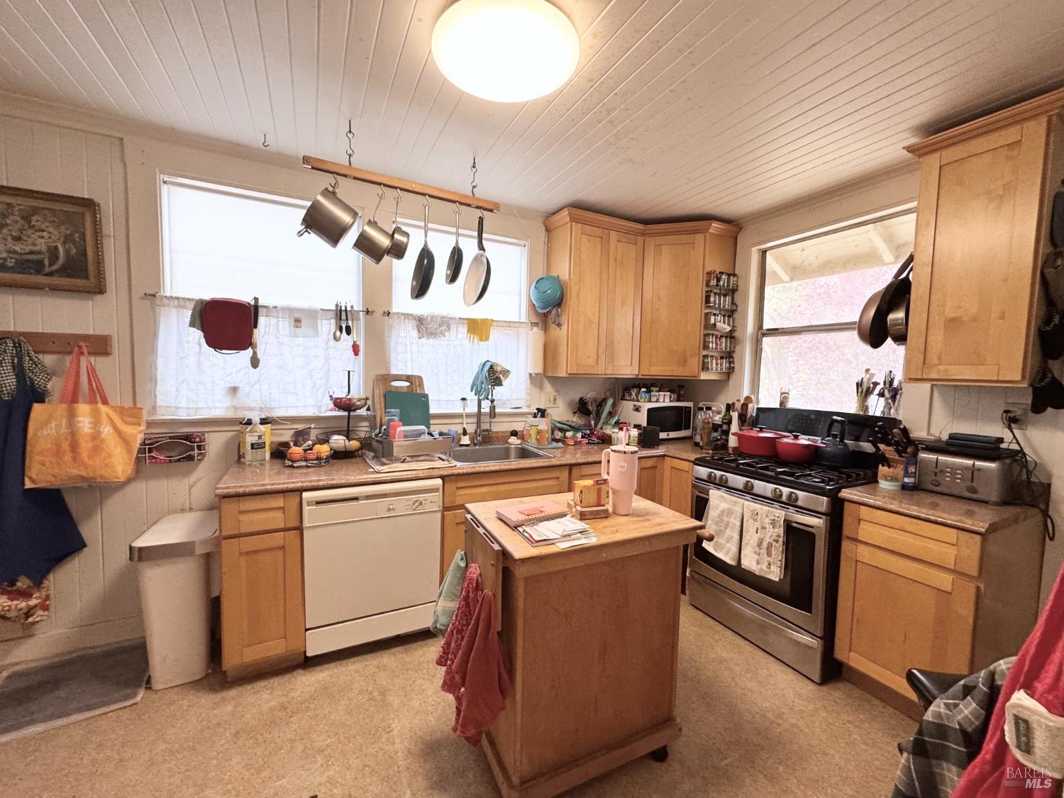 Detail Gallery Image 16 of 22 For 55 Park Rd, Fairfax,  CA 94930 - – Beds | – Baths