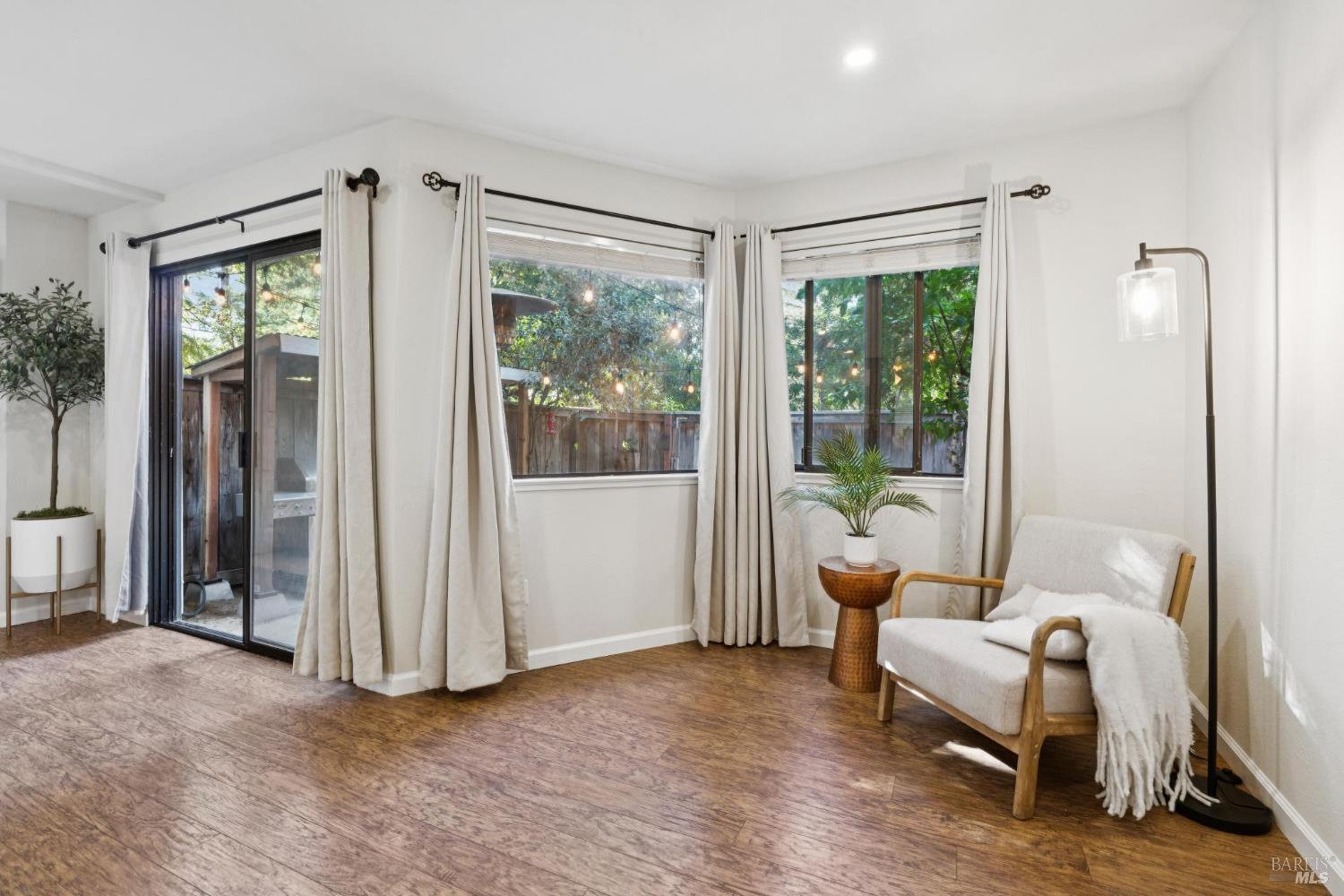 Detail Gallery Image 7 of 28 For 1302 Marylyn Cir, Petaluma,  CA 94954 - 3 Beds | 2/1 Baths