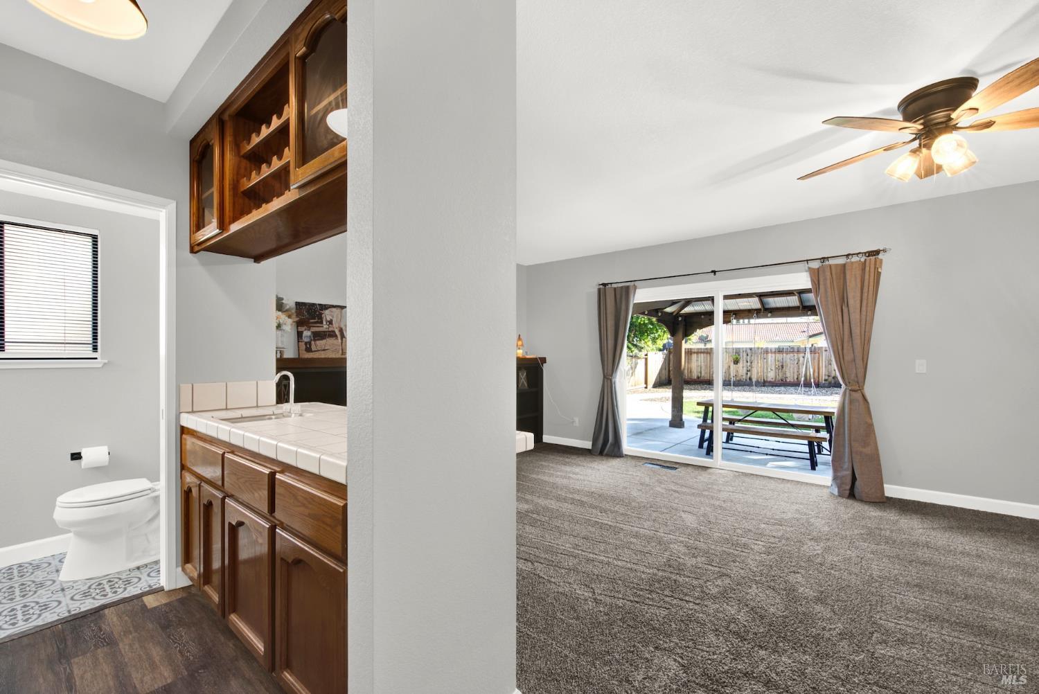 Detail Gallery Image 28 of 41 For 406 Stonecastle Way, Vacaville,  CA 95687 - 4 Beds | 2/1 Baths