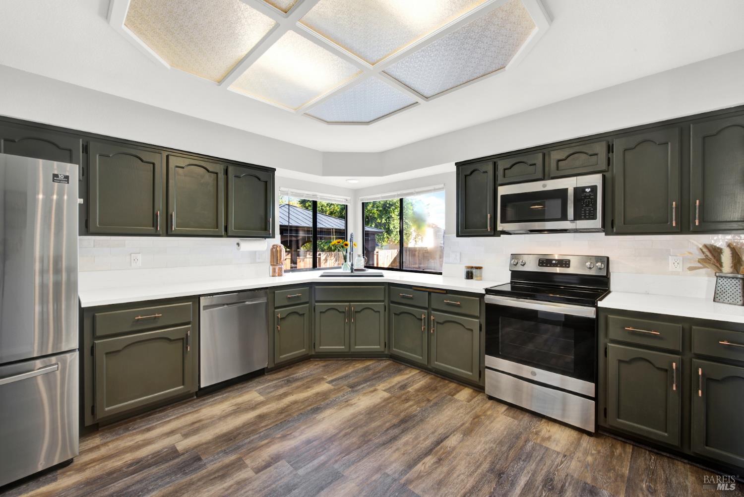 Detail Gallery Image 11 of 41 For 406 Stonecastle Way, Vacaville,  CA 95687 - 4 Beds | 2/1 Baths