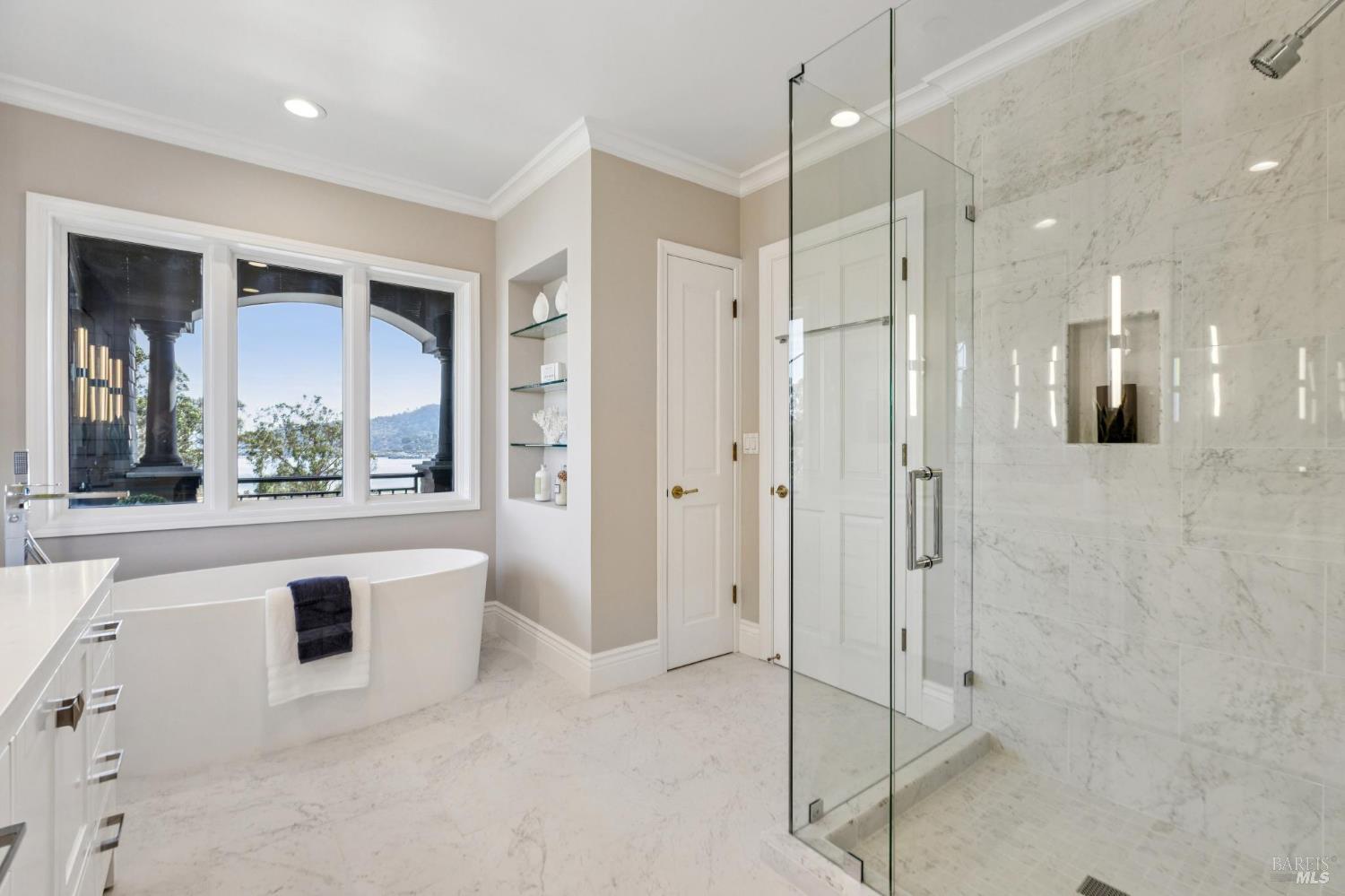 Detail Gallery Image 16 of 68 For 30 De Silva Island Dr, Mill Valley,  CA 94941 - 3 Beds | 2/1 Baths