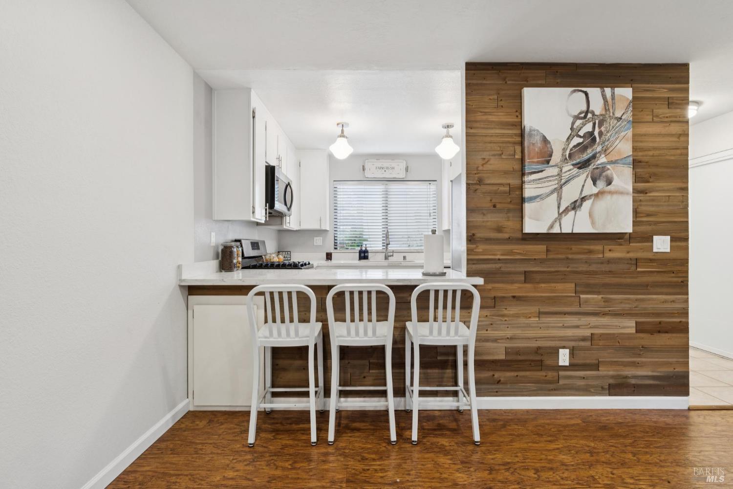 Detail Gallery Image 8 of 28 For 1302 Marylyn Cir, Petaluma,  CA 94954 - 3 Beds | 2/1 Baths