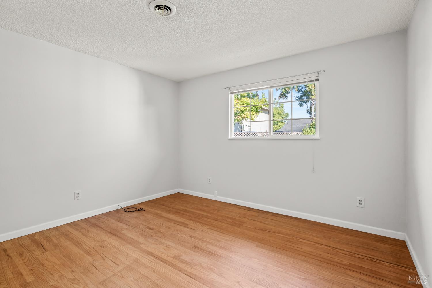 Detail Gallery Image 10 of 16 For 74 Fairview Ct, Ukiah,  CA 95482 - 3 Beds | 2 Baths